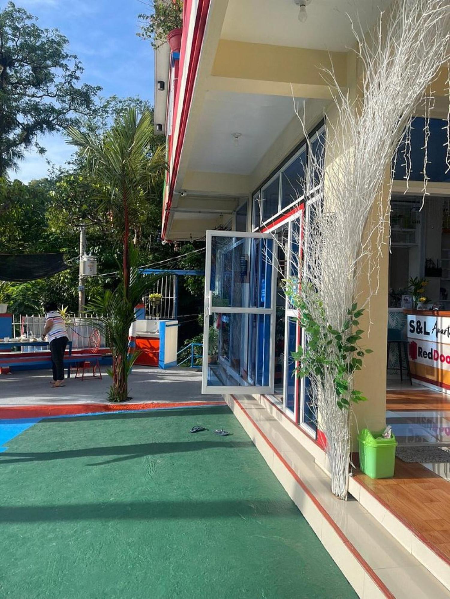 Reddoorz At S & L Apartelle Daraga Albay レガスピ エクステリア 写真